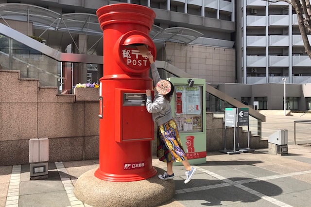上部投函口は高さ2m10㎝。身長の低いライターは台座に乗っても届かない~|〝日本一大きい丸ポスト〟のある街・小平はノスタルジック&SNS映えする風景の宝庫だった