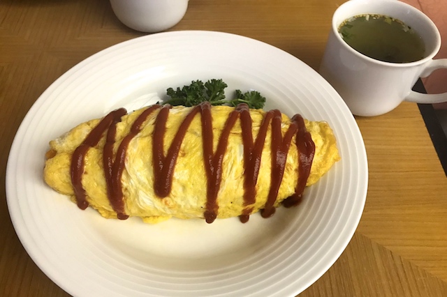 オムライス(サラダ、スープ、ドリンク付き)870円。メニュー表に「お時間かかります」と書いてあったが、この日は10分ほどで運ばれてきた|ルネハーモニー(小平)|〝日本一大きい丸ポスト〟のある街・小平はノスタルジック&SNS映えする風景の宝庫だった