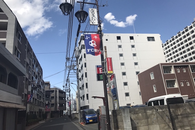 FC東京のフラッグはためく小平の商店街「ルネウエストロード」|〝日本一大きい丸ポスト〟のある街・小平はノスタルジック&SNS映えする風景の宝庫だった