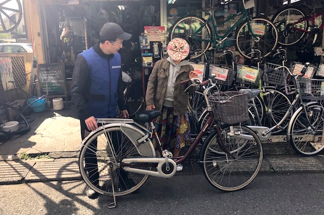 かご付きママチャリをレンタルしているとのこと。知らない街を自転車で巡ってみるのって何だか楽しそう、ということで借りてみた!(200円/1時間、500円/1日)|創業50周年を迎える自転車専門店「和田輪業」|〝日本一大きい丸ポスト〟のある街・小平はノスタルジック&SNS映えする風景の宝庫だった