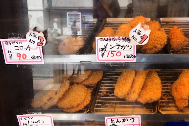 人気No.1は特製メンチカツ162円、No.2は昔ながらのコロッケ97円。ランキングのポップもワンコ顔になってる~|おそうざいの店 さんぽみち(小平)|〝日本一大きい丸ポスト〟のある街・小平はノスタルジック&SNS映えする風景の宝庫だった