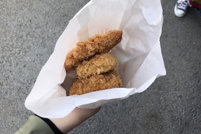 ここで「さんぽみち」で購入した揚げ物を食べることに。上からチーズinハムカツ97円、コロッケ、メンチカツ|〝日本一大きい丸ポスト〟のある街・小平はノスタルジック&SNS映えする風景の宝庫だった