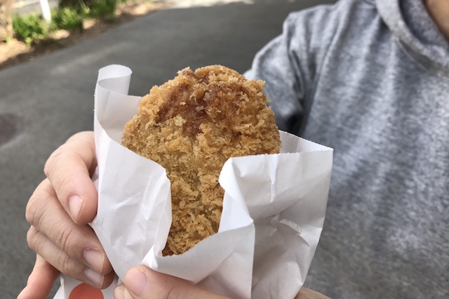 まずは「さんぽみち」人気No.1のメンチカツをいただきます! ザクザクした衣がワンパクな感じ|〝日本一大きい丸ポスト〟のある街・小平はノスタルジック&SNS映えする風景の宝庫だった