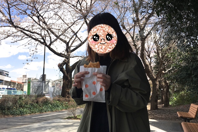 続きましてはハムカツを実食! 縁赤薄切りハム2枚にチーズが入っているタイプ|さんぽみちのハムカツ|〝日本一大きい丸ポスト〟のある街・小平はノスタルジック&SNS映えする風景の宝庫だった