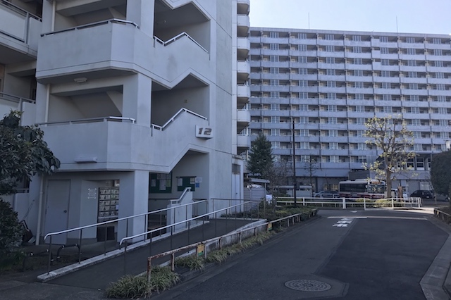 12号棟にたどり着いたところ。この辺りにあるはず……|〝日本一大きい丸ポスト〟のある街・小平はノスタルジック&SNS映えする風景の宝庫だった
