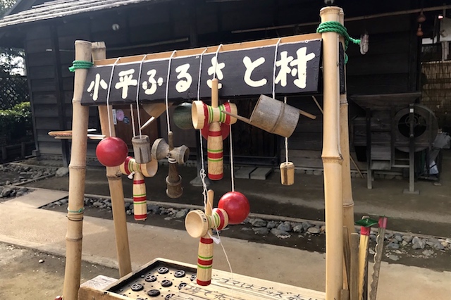 農家ゾーンの広場では、けん玉や竹とんぼなど昔の遊びが体験できる|小平ふるさと村|〝日本一大きい丸ポスト〟のある街・小平はノスタルジック&SNS映えする風景の宝庫だった