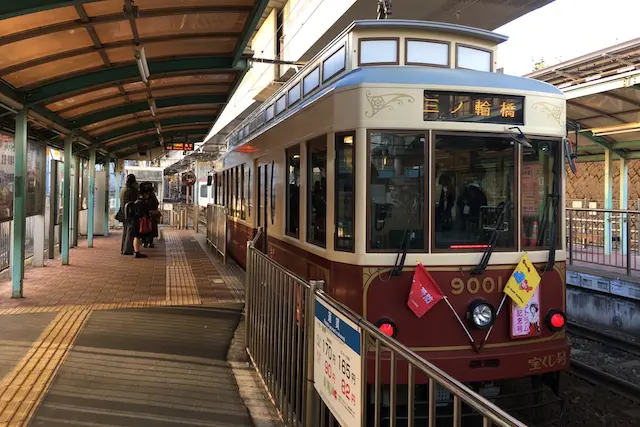 都電荒川線王子駅前駅。レトロなラッピング車両に遭遇すると気分が上がる!|“日本最初の公園”飛鳥山公園がある街・王子を新旧グルメに胸キュンしながら歩いてみた