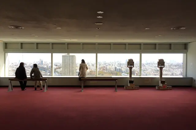 平日の展望ロビーは落ち着いた雰囲気。ベンチと望遠鏡が2台設置されている|“日本最初の公園”飛鳥山公園がある街・王子を新旧グルメに胸キュンしながら歩いてみた