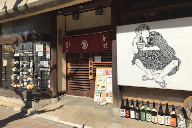 家紋が染め抜かれた暖簾と大きな壁絵が目印|老舗のそば屋・無識庵 越後屋(王子)