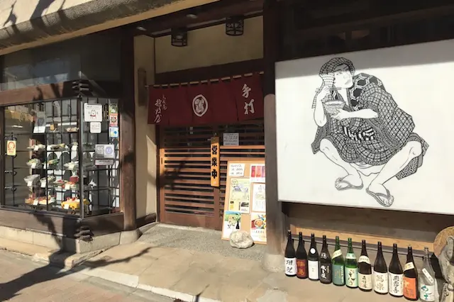家紋が染め抜かれた暖簾と大きな壁絵が目印|老舗のそば屋・無識庵 越後屋(王子)