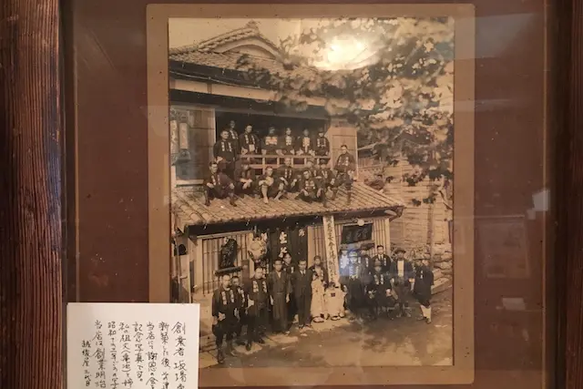 昭和12年頃の様子がわかる写真も飾られている||老舗のそば屋・無識庵 越後屋(王子)