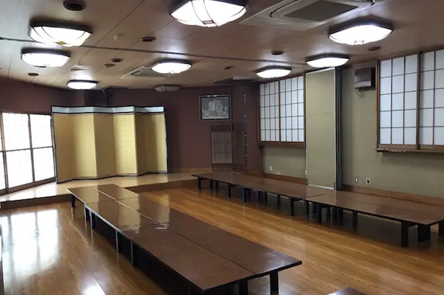 この宴会場で、落語二席⇒お蕎麦⇒落語一席の「越後屋寄席」が行れている|老舗のそば屋・無識庵 越後屋(王子)