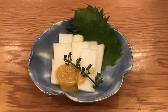 蕎麦前に選んだのは春季限定メニューから、うどの酢味噌和え440円|老舗のそば屋・無識庵 越後屋(王子)