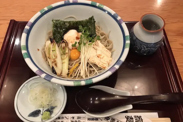 王子のきつね1240円。油揚げではなく生湯葉が乗っている!|老舗のそば屋・無識庵 越後屋(王子)