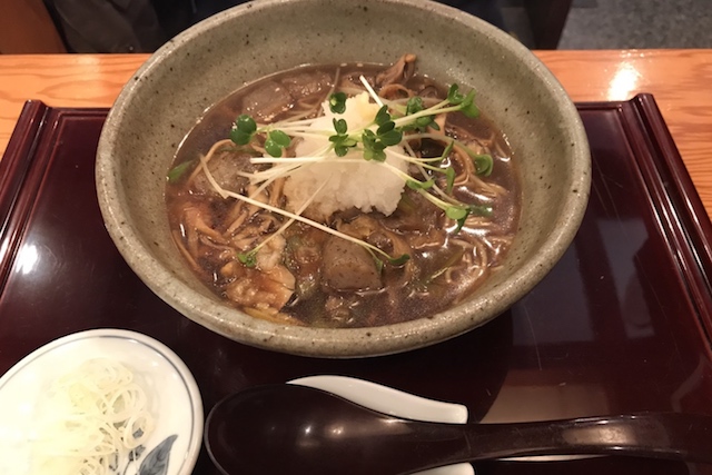 王子のたぬき1080円。揚げ玉ではなく、甘辛く煮込んだゴボウやこんにゃくなどが盛られている!|老舗のそば屋・無識庵 越後屋(王子)