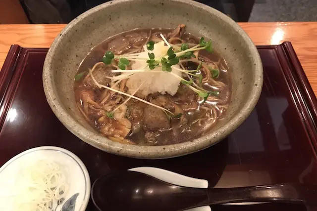王子のたぬき1080円。揚げ玉ではなく、甘辛く煮込んだゴボウやこんにゃくなどが盛られている!|老舗のそば屋・無識庵 越後屋(王子)