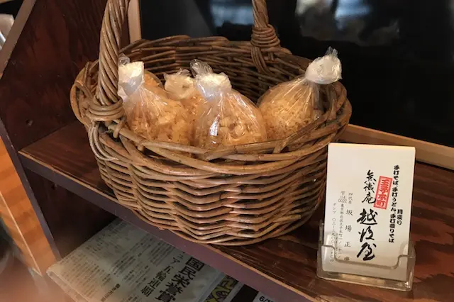 天かすは無料で持ち帰れる。自宅で使ってみたところ、ほんのり海老の風味がしたよ!|老舗のそば屋・無識庵 越後屋(王子)