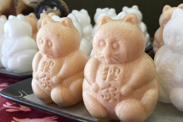 お店の中にもスタメンがずらり。「茶と白は焼き加減が違うだけで皮の材料は同じですよ」とご主人|和菓子 狸家(王子)