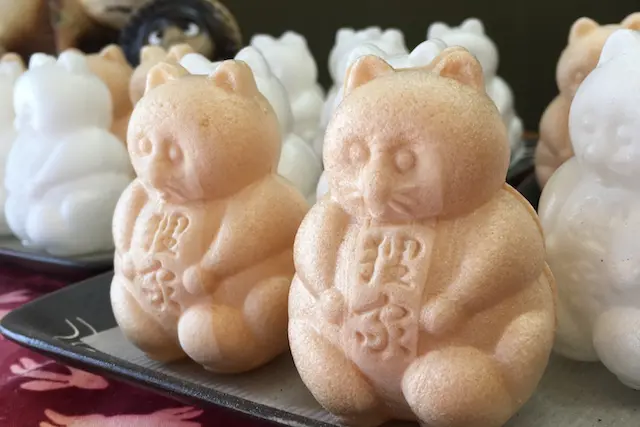 お店の中にもスタメンがずらり。「茶と白は焼き加減が違うだけで皮の材料は同じですよ」とご主人|和菓子 狸家(王子)