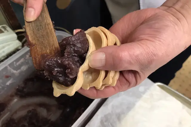 注文した分だけ手際よくあんこを詰めてくれる|和菓子 狸家(王子)