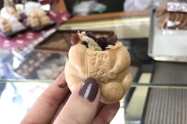 茶タヌキには、晒しあんに追い小豆した〝粒あん〟が入っている|和菓子 狸家(王子)