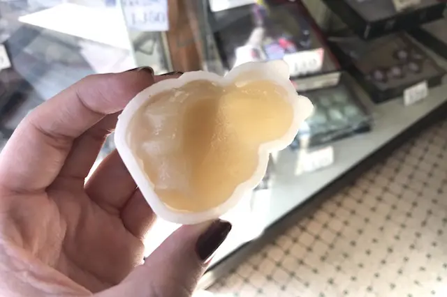 白タヌキには白エンドウのこしあん。茶も白も1個120円|和菓子 狸家(王子)