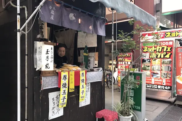 ネットカフェのド派手な看板に押され気味だが、江戸から続く名店はいまも健在だ!|厚焼き玉子 扇屋(王子)