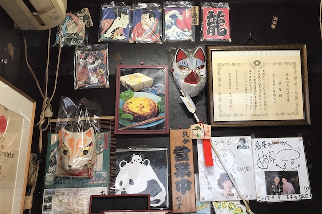小屋の奥にはキツネのお面や落語家さんのサインなどが貼られていた|厚焼き玉子 扇屋(王子)