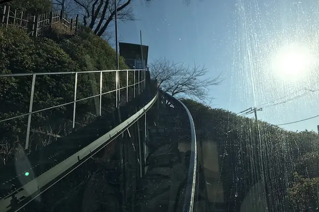 傾度は24度。全面ガラス張りなので視界良好!|“日本最初の公園”飛鳥山公園がある街・王子を新旧グルメに胸キュンしながら歩いてみた