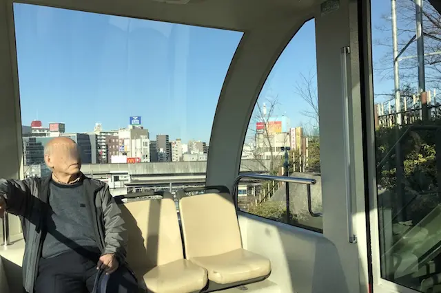 後方にサンスクエアビルのボーリングピンが見えてきた|“日本最初の公園”飛鳥山公園がある街・王子を新旧グルメに胸キュンしながら歩いてみた