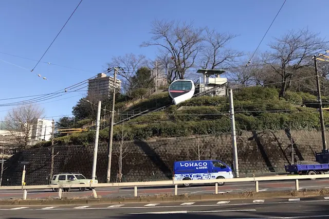 音無親水公園から見たあすかパークレール。通称アスカルゴ|“日本最初の公園”飛鳥山公園がある街・王子を新旧グルメに胸キュンしながら歩いてみた