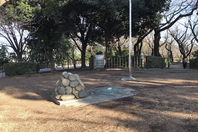 山頂に到着。石を積んだオブジェらしきものがある、近づいてみよう|“日本最初の公園”飛鳥山公園がある街・王子を新旧グルメに胸キュンしながら歩いてみた