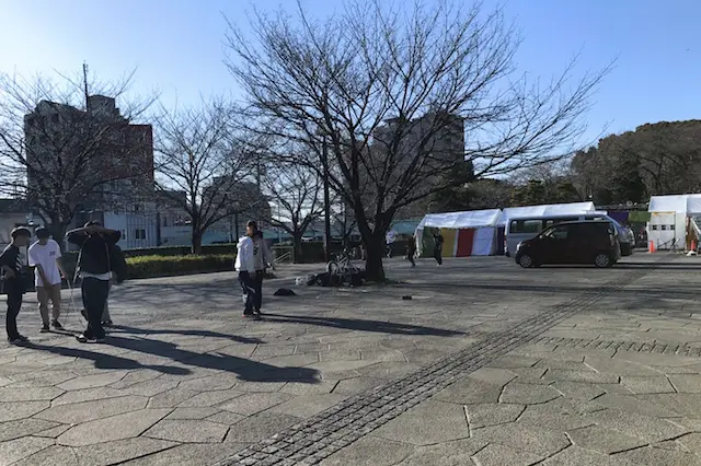 桜並木を抜けたところには多目的広場。若者たちが80年代ミュージックで縄跳びダンスをしていた|“日本最初の公園”飛鳥山公園がある街・王子を新旧グルメに胸キュンしながら歩いてみた