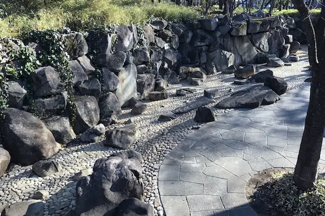 冬季休止の〝じゃぶじゃぶ池〟は完全に干上がっていた|“日本最初の公園”飛鳥山公園がある街・王子を新旧グルメに胸キュンしながら歩いてみた