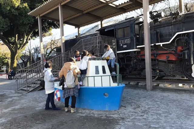 ちびっ子ホイホイ(船型遊具)の傍には蒸気機関車D51が!|“日本最初の公園”飛鳥山公園がある街・王子を新旧グルメに胸キュンしながら歩いてみた