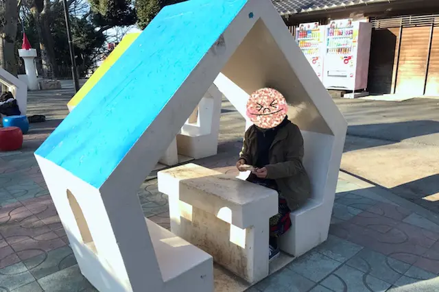 お家の形をしたピクニックベンチで、さっき買ってきたサブレを食べようとしているの図|“日本最初の公園”飛鳥山公園がある街・王子を新旧グルメに胸キュンしながら歩いてみた