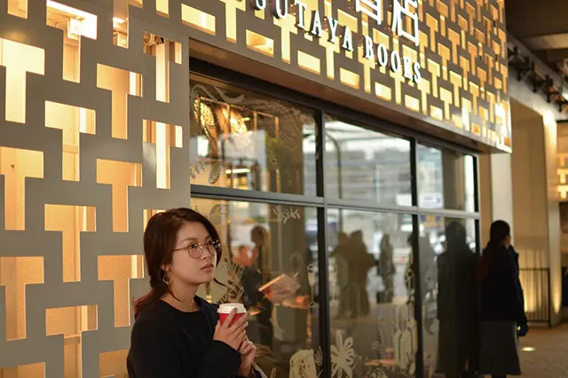 蔦屋書店前に佇む今回の助っ人、モデルのカトリナ。蔦屋書店は外観からもうすでにオシャレでインスタ映えもする|デートスポットに住む! 住みたい街として人気の中目黒で高架下デートを楽しもう