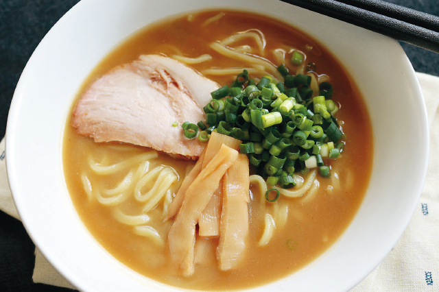 こってりスープが麺に絡みつく、やみつきの味！「天下一品」風のこってりラーメンを作ってみよう！｜【再現レシピ】ラーメン屋「天下一品」風のこってりラーメンを自宅でおいしく作るコツ