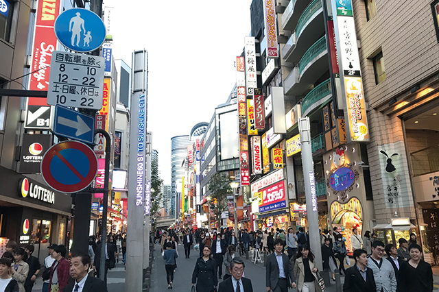 いろんなお店が多く、人通りも多い華やかなサンシャイン60通りを抜けると……|人気の街・池袋に住むなら銭湯通いがおすすめ!平和湯、ゆラックス、稲荷湯を巡ってきた