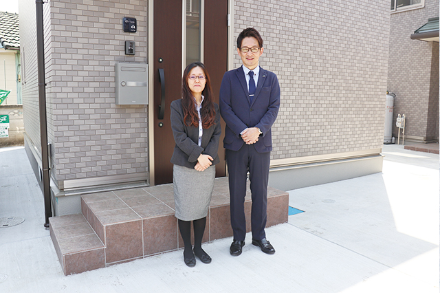 物件の企画を担当したエイブル企画開発事業本部 マネジャーの住野さん(右)。エイブル昭島店の住野さん(左)は奥様で、建て替えにあたりオーナーから仕様を一任されたそう|電気自動車を自宅で充電!EV充電設備付きの賃貸物件を取材してきた