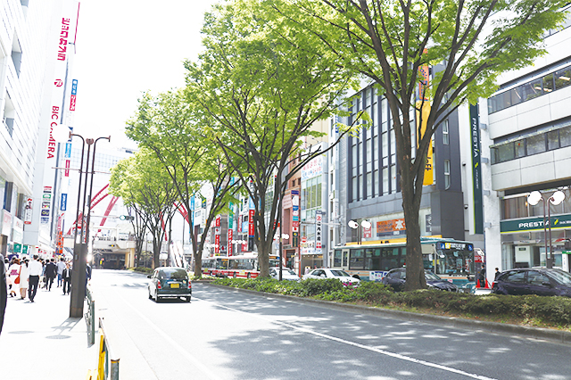 立川駅北口に伸びる立川通り。金融機関や家電量販店、飲食店などがひしめく｜立川駅周辺の住みやすさは？ 家賃相場・治安など実際に暮らす住人の評価を聞いてきた