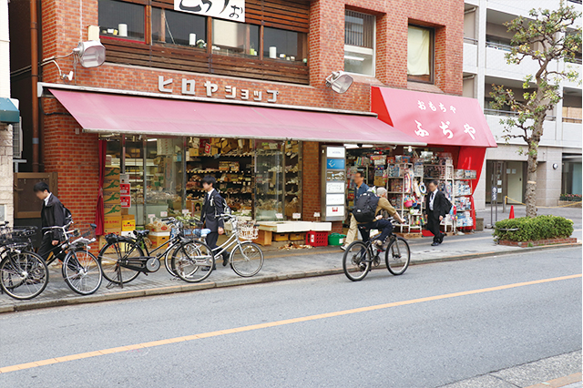 三鷹中央通り商店街にはこの地で長く営業を続けている老舗商店も多い|三鷹駅周辺の住みやすさは? 実際に暮らす住人の評価を聞いてきた