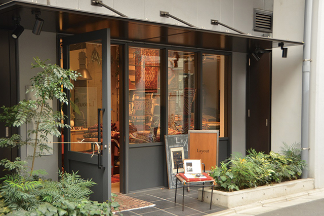 オシャレな雰囲気が漂うラグ専門店「Layout」の軒先|Layout(レイアウト)|デートスポットに住む! 住みたい街として人気の中目黒で高架下デートを楽しもう