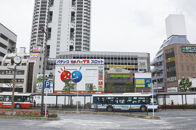 「ヴィナシス金町」の手前に見える仮囲い内が再開発エリア。既に既存店舗は閉店・移転し、解体工事が始まろうとしている|金町駅の周辺環境|金町駅周辺に住む男女30人に聞きました!街の住みやすさや生活環境、買い物事情って?