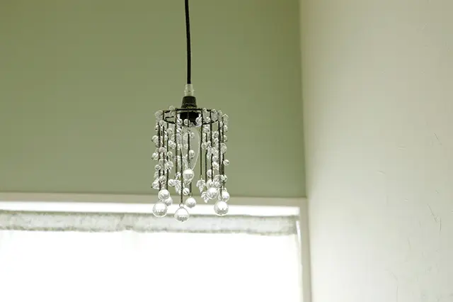 電気をつけない昼間でも、プチシャンデリアならおしゃれな雰囲気に|賃貸でもおしゃれに!部屋の照明の選び方を整理収納アドバイザー・村上直子さんに聞いてきた