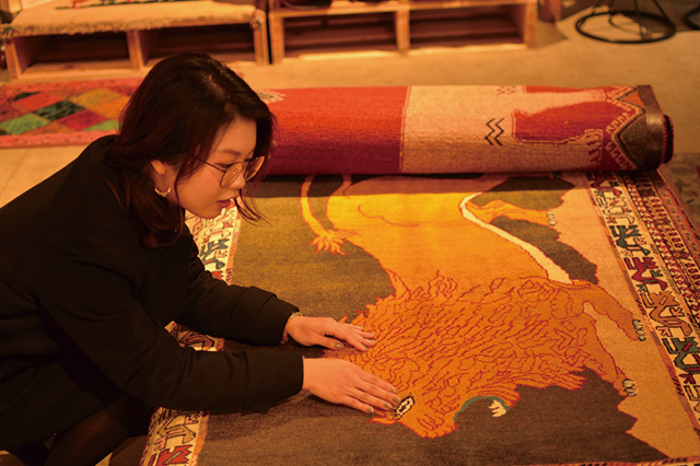 Layoutの店員さんが名付けたという「あくびするライオン」の絨毯|Layout(レイアウト)|デートスポットに住む! 住みたい街として人気の中目黒で高架下デートを楽しもう