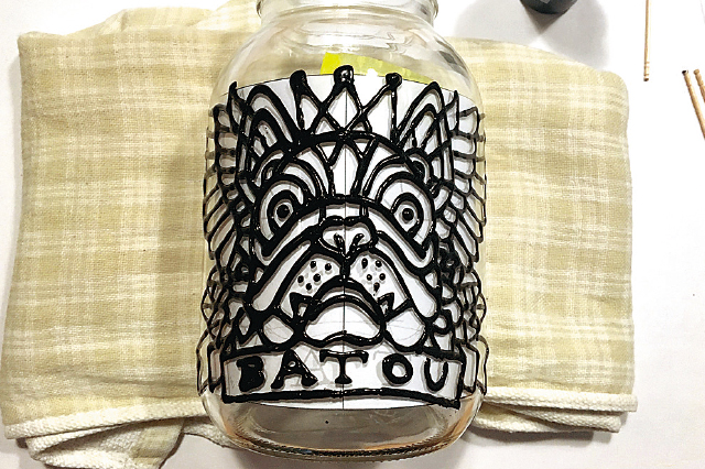 しっかり乾燥するのを待とう。途中で触ってしまわないよう注意|【賃貸DIY】ステンドグラス風ボトルライトを手作り!自分好みの照明を部屋に取り入れよう