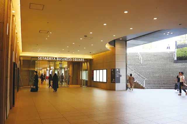 駅直結の「世田谷ビジネススクエア」。地下1階~2階には商業フロアとなっており、飲食店などが並んでいる|最寄駅「用賀」の男女30人に生の声を聞いた!用賀駅の住みやすさ、家賃相場、治安、買い物、アクセスは?