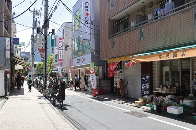 駅北側に連なる商店街。ドラッグストアや100円ショップ、惣菜店、飲食店などが並ぶ|最寄駅「用賀」の男女30人に生の声を聞いた!用賀駅の住みやすさ、家賃相場、治安、買い物、アクセスは?