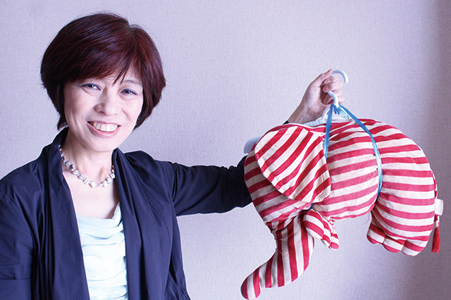 干す時はこんな感じ! 縛り付けられてかわいそう!|狭い室内に省スペースで布団と枕を干す方法を、家事・収納アドバイザーの本多弘美先生と実践してみた!